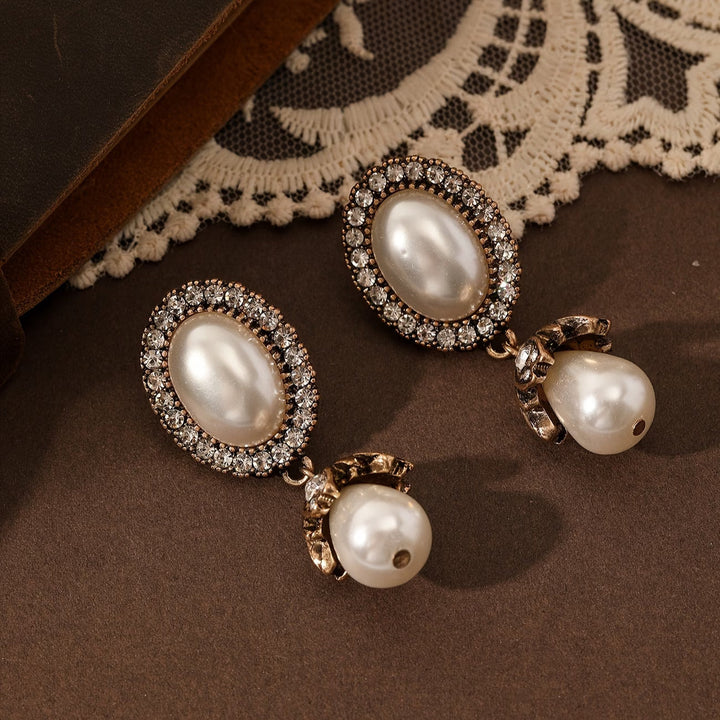 Vintage dangling earrings with pearl