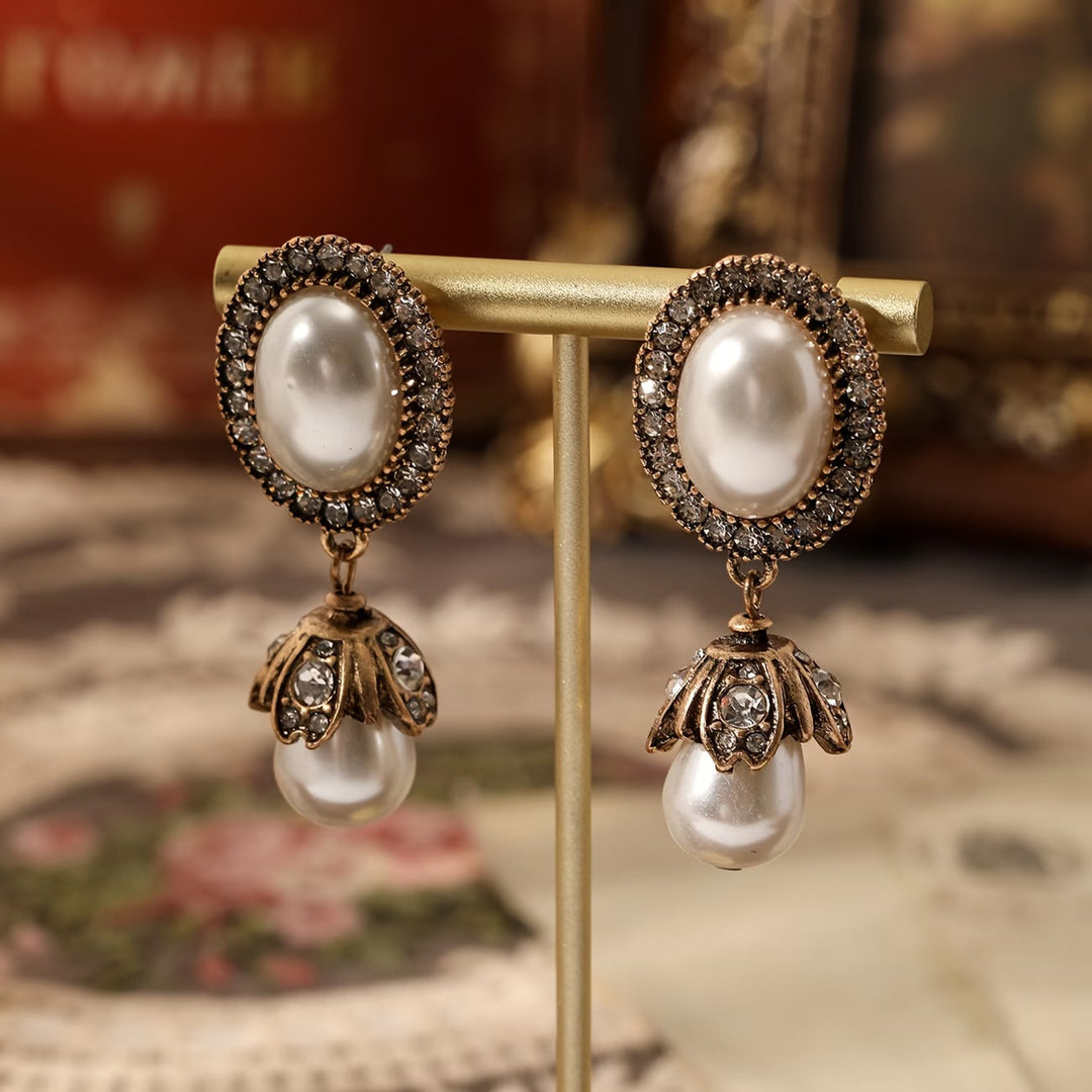 Vintage dangling earrings with pearl
