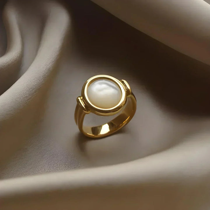 Women's Elegant Impressive Pearls Ring
